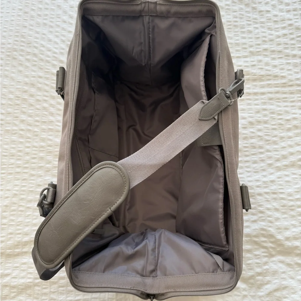 BRAND NEW WITH TAGS Beis Weekender Bag - Picture 4 of 7